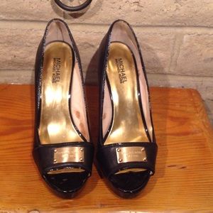 Black high heell shoes